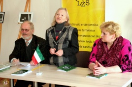 Jono Česnavičiaus nuotraukoje iš kairės: MLRT pirmininkas Vytauta Šilas, straipsnių rinkinio apie L.G. Rėzą autorė Irena Skomskienė, MLRT atsakingoji sekretorė kulturologė Birutė Kurgonienė Jono Česnavičiaus nuotraukoje iš kairės: MLRT pirmininkas Vytauta Šilas, straipsnių rinkinio apie L.G. Rėzą autorė Irena Skomskienė, MLRT atsakingoji sekretorė kulturologė Birutė Kurgonienė
