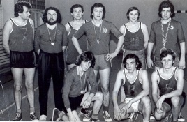 „Tiesos“ ir „Vakarinių naujienų“ krepšinio komandos po varžybų. 1976 metai
