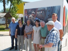 Fotografijų parodos autorius Zinas Kazėnas, globėjas Artūras Zuokas ir dalyviai. Autoriaus nuotrauka