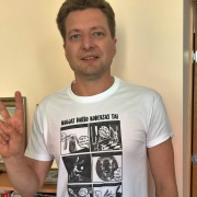 Dainius Radzevičius apsirengė marškinėliais. kurie rodo šios įstatymo neigiamybes 