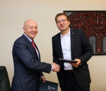 Lietuvos žurnalistų sąjungos pirmininkas Dainius Radzevičius ir Nacionalinės bibliotekos generalinis direktorius prof. dr. Renaldas Gudauskas. LŽS nuotrauka Lietuvos žurnalistų sąjungos pirmininkas Dainius Radzevičius ir Nacionalinės bibliotekos generalinis direktorius prof. dr. Renaldas Gudauskas. LŽS nuotrauka