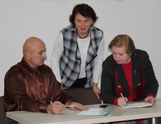 Genadijus Letučij žurnalistų namuose su LŽS Vilniaus skyriaus vadove Aldona Armale ir pokalbių klubo vadove Daiva Červokiene