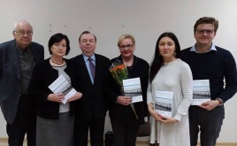 Almanacho pristatymo dalyviai:Vytautas Žeimantas, Lina Mykolaitienė, Kazimieras Matačiūnas, Jolanta Beniušytė, Aistė Žilinskienė, Vytautas Valentinavičius. Dainiaus Radzevičiaus nuotr. Almanacho pristatymo dalyviai:Vytautas Žeimantas, Lina Mykolaitienė, Kazimieras Matačiūnas, Jolanta Beniušytė, Aistė Žilinskienė, Vytautas Valentinavičius. Dainiaus Radzevičiaus nuotr.
