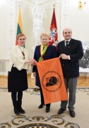 Prezidentė D. Grybauskaitė nusifotografavo su LŽS Kelionių ir pramogų klubo vėliava