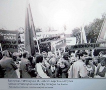 Šalčininkai. 1989 m. rugsėjo 16 d. Lietuvos nepriklausomybės siekius remiančių lenkų mitingas. Lietuvos centrinio archyvo nuotrauka Šalčininkai. 1989 m. rugsėjo 16 d. Lietuvos nepriklausomybės siekius remiančių lenkų mitingas. Lietuvos centrinio archyvo nuotrauka