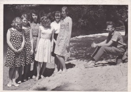 Studentės folkloristės (iš kairės): Genė Grinevičiūtė, Virginija Drungilaitė, Nijolė Blaževičiūtė, Danutė Jarmuševičiūtė, Ona Riklickaitė, Gema Bagdonavičiūtė ir ekspedicijos vadovas Donatas Sauka. 1965 m. Vytauto Leščinsko nuotraukos