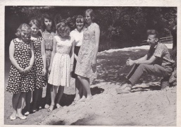 Studentės folkloristės (iš kairės): Genė Grinevičiūtė, Virginija Drungilaitė, Nijolė Blaževičiūtė, Danutė Jarmuševičiūtė, Ona Riklickaitė, Gema Bagdonavičiūtė ir ekspedicijos vadovas Donatas Sauka. 1965 m. Vytauto Leščinsko nuotraukos Studentės folkloristės (iš kairės): Genė Grinevičiūtė, Virginija Drungilaitė, Nijolė Blaževičiūtė, Danutė Jarmuševičiūtė, Ona Riklickaitė, Gema Bagdonavičiūtė ir ekspedicijos vadovas Donatas Sauka. 1965 m. Vytauto Leščinsko nuotraukos