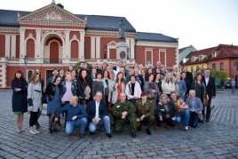 Tradicinė „Ženios“ dalyvių nuotrauka – Teatro aikštėje prie Taravos Anikės skulptūros. 2016 metai. Eugenijaus Maciaus nuotrauka