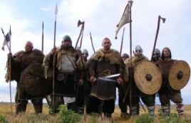 Žygio dalyvius lydės autentiška apranga vilkintys senovės baltų kovos brolijos „Vilkatlakai" nariai Žygio dalyvius lydės autentiška apranga vilkintys senovės baltų kovos brolijos „Vilkatlakai" nariai