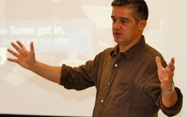 A.Didžgalvio nuotraukoje: Lietuvoje viešėjo Londono ekonomikos mokyklos žiniasklaidos tyrimų centro „Polis" įkūrėjas, buvęs ITN ketvirtojo kanalo redaktorius, BBC filmų premijos laureatas Charlie Beckettas