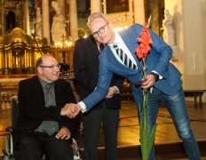 Komisijos pirmininkas kunigas Tomas Šernas įteikia apdovanojimą žurnalistui Edmundui Jakilaičiui Komisijos pirmininkas kunigas Tomas Šernas įteikia apdovanojimą žurnalistui Edmundui Jakilaičiui