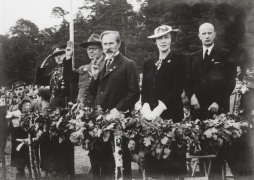 J. Miežlaiškis.  Skautų paradą stebi gen. S. Raštikis, , skautų šefo pavaduotojas J.Alekna, prez. A. Smetona, Sofija Smetonienė. , švietimo ministas J.Tonkūnas.Kaunas 1938 m.