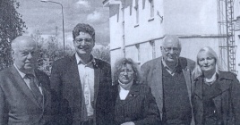 Prie „Kaišiadorių aidų" redakcijos švenčiant Spaudos atgavimo, knygos ir kalbos dieną (iš kairės): J. Laurinavičius, LŽS pirmininkas D. Radzevičius, R. Šimelienė, V. Žeimantas ir A. Venskienė, 2015 metai. Angelės Rabaciauskienės nuotr Prie „Kaišiadorių aidų" redakcijos švenčiant Spaudos atgavimo, knygos ir kalbos dieną (iš kairės): J. Laurinavičius, LŽS pirmininkas D. Radzevičius, R. Šimelienė, V. Žeimantas ir A. Venskienė, 2015 metai. Angelės Rabaciauskienės nuotr