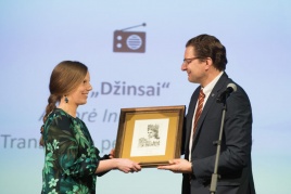 LŽS pirmininkas Dainius Radzevičius  įteikia prizą geriausios  radijo aktualijų laidos „Džinsai“ autorei Ingai Janiulytei