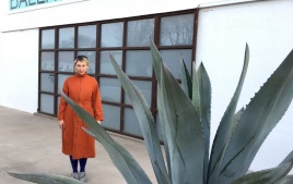 Emilija Škarnulytė prie galerijos „Ballroom Marfa“. Nuotrauka iš E. Škarnulytės asmeninio archyvo Emilija Škarnulytė prie galerijos „Ballroom Marfa“. Nuotrauka iš E. Škarnulytės asmeninio archyvo