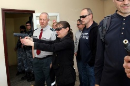 Šiaulių žurnalistai galėjo įvertinti savo taiklumą. Artūro Staponkaus nuotr. Šiaulių žurnalistai galėjo įvertinti savo taiklumą. Artūro Staponkaus nuotr.
