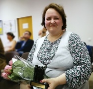 Neringa Tuškevičienė su apdovanojimu “Už drąsą ginant žurnalistų teises” 