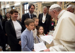 Popiežius Pranciškus bendrauja su „Avvenire“ redakcijos kolektyvo mažaisiais nariais Nuotrauka iš https://www.vaticannews.va/lt.html 
