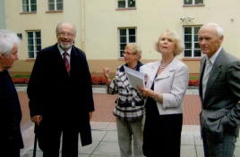 Su grupe kurso draugų (iš k\airės.: B.Jasiulionis, D.Višinskaitė, V.Dailidaitė, prof. Č.Kalenda . Autoriaus nuotrauka Su grupe kurso draugų (iš k\airės.: B.Jasiulionis, D.Višinskaitė, V.Dailidaitė, prof. Č.Kalenda . Autoriaus nuotrauka