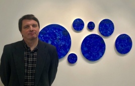 Tapytojas Julius Ludavičius prie savo kūrinio „Reaching for the Stars“, 2018. Tapytojas Julius Ludavičius prie savo kūrinio „Reaching for the Stars“, 2018.