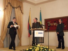 Pirmosios vietos laureatas Audrys Antanaitis sakė, kad Kazachstanas – neišsenkantis pažinimo šaltinis, kuris negali nedominti Lietuvos žurnalistų. Pirmosios vietos laureatas Audrys Antanaitis sakė, kad Kazachstanas – neišsenkantis pažinimo šaltinis, kuris negali nedominti Lietuvos žurnalistų.