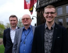 Valstybinės lietuvių kalbos komisijos pirmininkas Audrys Antanaitis (centre), šalia konkurso laureatai Ugnius Antanavičius ir Aurimas Perednis Valstybinės lietuvių kalbos komisijos pirmininkas Audrys Antanaitis (centre), šalia konkurso laureatai Ugnius Antanavičius ir Aurimas Perednis