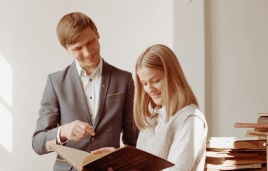 Studentė Ugnė Unguraitytė su dėstytoju docentu Andriumi Šuminu. T. Kazakevičiaus/VU nuotr. Studentė Ugnė Unguraitytė su dėstytoju docentu Andriumi Šuminu. T. Kazakevičiaus/VU nuotr.