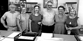 Grupė laiškų rašymo akcijos dalyvių „Draugo” redakcijoje (iš kairės.): Arvydas Reneckis, Roma Bikulčius, Kristina Lapienytė, kunigas Valdas Aušra, Vilma Kava ir Ramunė Lapas. Virginijos Petrauskienės nuotrauka