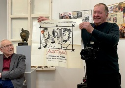 Fotografas Romas Vilčinskas išsaugojo pirmosios parodos plakatą. Jono Lenkučio nuotr. 