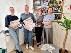 Nuotraukoje - iš dešinės laikraščio redaktorė Angelė Bartaševičienė, jos pavaduotoja Eugenija Budrienė, LŽS Klaipėdos skyriaus vadovė, Klaipėdos universiteto dėstytoja Jolanta Beniušytė, KU žurnalistikos studentė Enrika Švabaitė Nuotraukoje - iš dešinės laikraščio redaktorė Angelė Bartaševičienė, jos pavaduotoja Eugenija Budrienė, LŽS Klaipėdos skyriaus vadovė, Klaipėdos universiteto dėstytoja Jolanta Beniušytė, KU žurnalistikos studentė Enrika Švabaitė