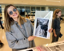 Gabrielė Martirosianaitė laiko Antano Sutkaus fotografijos Gabrielė Martirosianaitė laiko Antano Sutkaus fotografijos