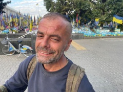 E.Butrimo nuotraukoje: 45 metų karys Sergejus Korobij Kyjive liūdėjo dėl žuvusių draugų ir spėjo, kad jam irgi teks fronte žūti E.Butrimo nuotraukoje: 45 metų karys Sergejus Korobij Kyjive liūdėjo dėl žuvusių draugų ir spėjo, kad jam irgi teks fronte žūti