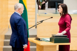 Seime prisiekia naujoji premjerė Inga Ruginienė Seime prisiekia naujoji premjerė Inga Ruginienė