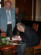 G. Iešmantas dalyja autografus, Laimutės Vasiliauskaitės nuotr. G. Iešmantas dalyja autografus, Laimutės Vasiliauskaitės nuotr.