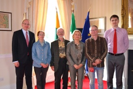 Centre Lietuvos ambasados Dubline patarėja ir laikinoji reikalų patikėtinė Audronė Markevičienė, jai iš kairės A. Antanaitis, iš dešinės - V. Šilas. Centre Lietuvos ambasados Dubline patarėja ir laikinoji reikalų patikėtinė Audronė Markevičienė, jai iš kairės A. Antanaitis, iš dešinės - V. Šilas.