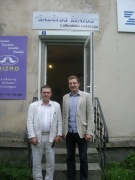 Prie laikraščio „Šalčios žinios“ redakcijos Vladimiras Kotas ir Dainius Radzevičius (Vytauto Žeimanto nuotr.). Prie laikraščio „Šalčios žinios“ redakcijos Vladimiras Kotas ir Dainius Radzevičius (Vytauto Žeimanto nuotr.).