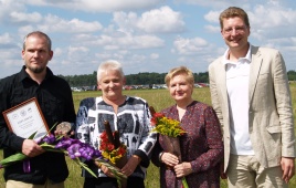 Biržų šventėje. Iš kairės: A.Macijausko premijos laureatas Romas Sadauskas-Kvietkevičius, Biržų rajono merė Irutė Varzienė, vertinimo komisijos pirmininkė Aldona Armalė, LŽS ir NŽKA pirmininkas Dainius Radzevičius 