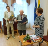 Lietuvos žurnalistų sąjungos pirmininkas Dainius Radzevičius ir LŽS Senjorų klubo pirmininkas Stanislovas Pleskus sveikina žurnalistę, kino kritikę ir leidėją Iriną Arefjevą Lietuvos žurnalistų sąjungos pirmininkas Dainius Radzevičius ir LŽS Senjorų klubo pirmininkas Stanislovas Pleskus sveikina žurnalistę, kino kritikę ir leidėją Iriną Arefjevą