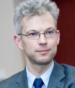 Laidos vedėjas – Mykolo Romerio universiteto profesorius, Lyginamosios teisės katedros vedėjas, rašytojas ir publicistas Justinas Žilinskas. Nuotrauka iš LRT archyvų