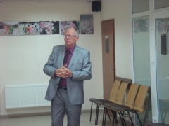 Juozas Šalkauskas kalba per parodos atidarymą Juozas Šalkauskas kalba per parodos atidarymą