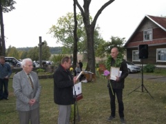 Naująjį Vaižganto premijos laureatą Gediminą Kajėną (dešinėje) sveikina Anykščių rajono meras Sigutis Obelevičius ( centre). Šalia - Lietuvos žurnalistų sąjungos Valdybos narys Stanislovas Pleskus.  Vytauto Bagdono nuotrauka 