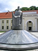 Karaliaus Mindaugo paminklas Vilniuje. Skulptorius R. Midvikis Karaliaus Mindaugo paminklas Vilniuje. Skulptorius R. Midvikis