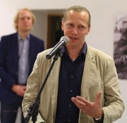 Tauragiškis fotomenininkas Romualdas Vaitkus kalba per savo fotografijų parodos atidarymą. Stasio Paškevičiaus nuotrauka Tauragiškis fotomenininkas Romualdas Vaitkus kalba per savo fotografijų parodos atidarymą. Stasio Paškevičiaus nuotrauka
