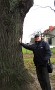 „Tėviškės gamtos“ vyr. redaktorius Juozas Stasinas prie Mikalojaus Daukšos ąžuolo Kėdainiuose „Tėviškės gamtos“ vyr. redaktorius Juozas Stasinas prie Mikalojaus Daukšos ąžuolo Kėdainiuose