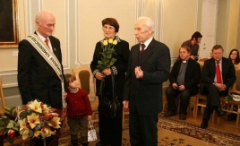 Jono Ivaškevičiaus nuotraukoje: publicistui, “Tremtinio” laikraščio bendradarbiui, Lietuvos žurnalistų draugijos nariui Edmundui Simonaičiui įteikiama 2009 metų Stasio Lozoraičio premija “Kelyje į Vilties Prezidento Lietuvą” Jono Ivaškevičiaus nuotraukoje: publicistui, “Tremtinio” laikraščio bendradarbiui, Lietuvos žurnalistų draugijos nariui Edmundui Simonaičiui įteikiama 2009 metų Stasio Lozoraičio premija “Kelyje į Vilties Prezidento Lietuvą”