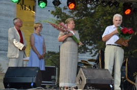 Šiemet laureatui premiją įteikė Lietuvos žurnalistų sąjungos pirmininko pavaduotojas Audrys Antanaitis ir Biržų rajono merė Irutė Varzienė . Zenono Meškausko nutrauka