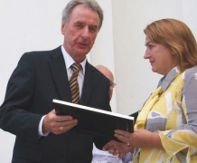 Kornelijos Ežerskytės nuotraukose: A.Macijausko premiją laureatei V.Morkūnienei įteikia Biržų rajono meras Regimantas Ramonas LŽS pirmininko Dainiaus Radzevičiaus sveikinimo žodis A.Macijausko premija įteikta gausiai dalyvaujant Biržų miesto sveči Kornelijos Ežerskytės nuotraukose: A.Macijausko premiją laureatei V.Morkūnienei įteikia Biržų rajono meras Regimantas Ramonas LŽS pirmininko Dainiaus Radzevičiaus sveikinimo žodis A.Macijausko premija įteikta gausiai dalyvaujant Biržų miesto sveči