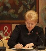 Džojos Barysaitės nuotraukoje: Prezidentė Dalia Grybauskaitė prieš pasirašydama memorandumą sakė, jog labai svarbu, kad šią akciją aktyviai remia nevyriausybinės organizacijos Džojos Barysaitės nuotraukoje: Prezidentė Dalia Grybauskaitė prieš pasirašydama memorandumą sakė, jog labai svarbu, kad šią akciją aktyviai remia nevyriausybinės organizacijos