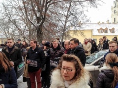 Lietuvos žurnalistai atėję prie Prancūzijos ambasados Lietuvoje pagerbti atminimą barbariškai nužudytų prancūzų kolegų