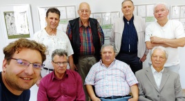 Jonas Paulauskas (sėdi centre) su grupe vakaro dalyvių